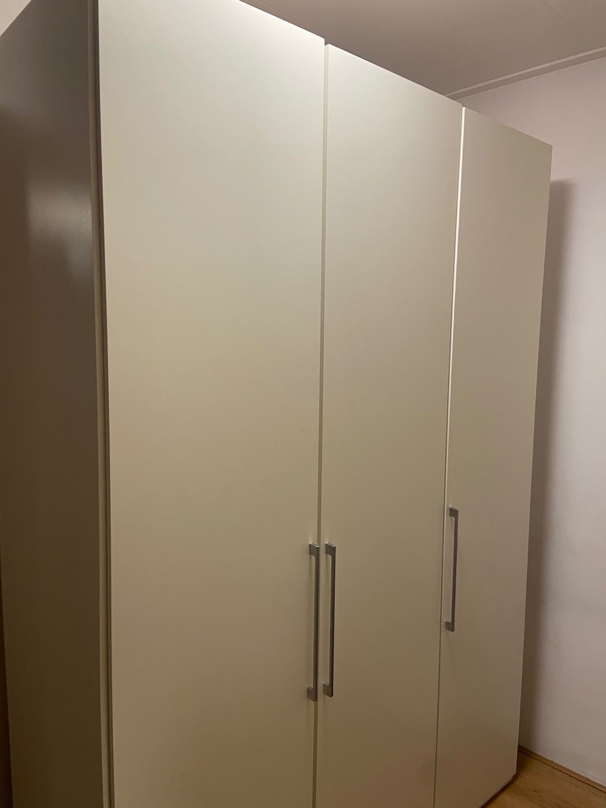 Grote, stevige witte kledingkast met veel opbergruimte, Huis en Inrichting, Ophalen, 100 tot 150 cm, 200 cm of meer, Zo goed als nieuw