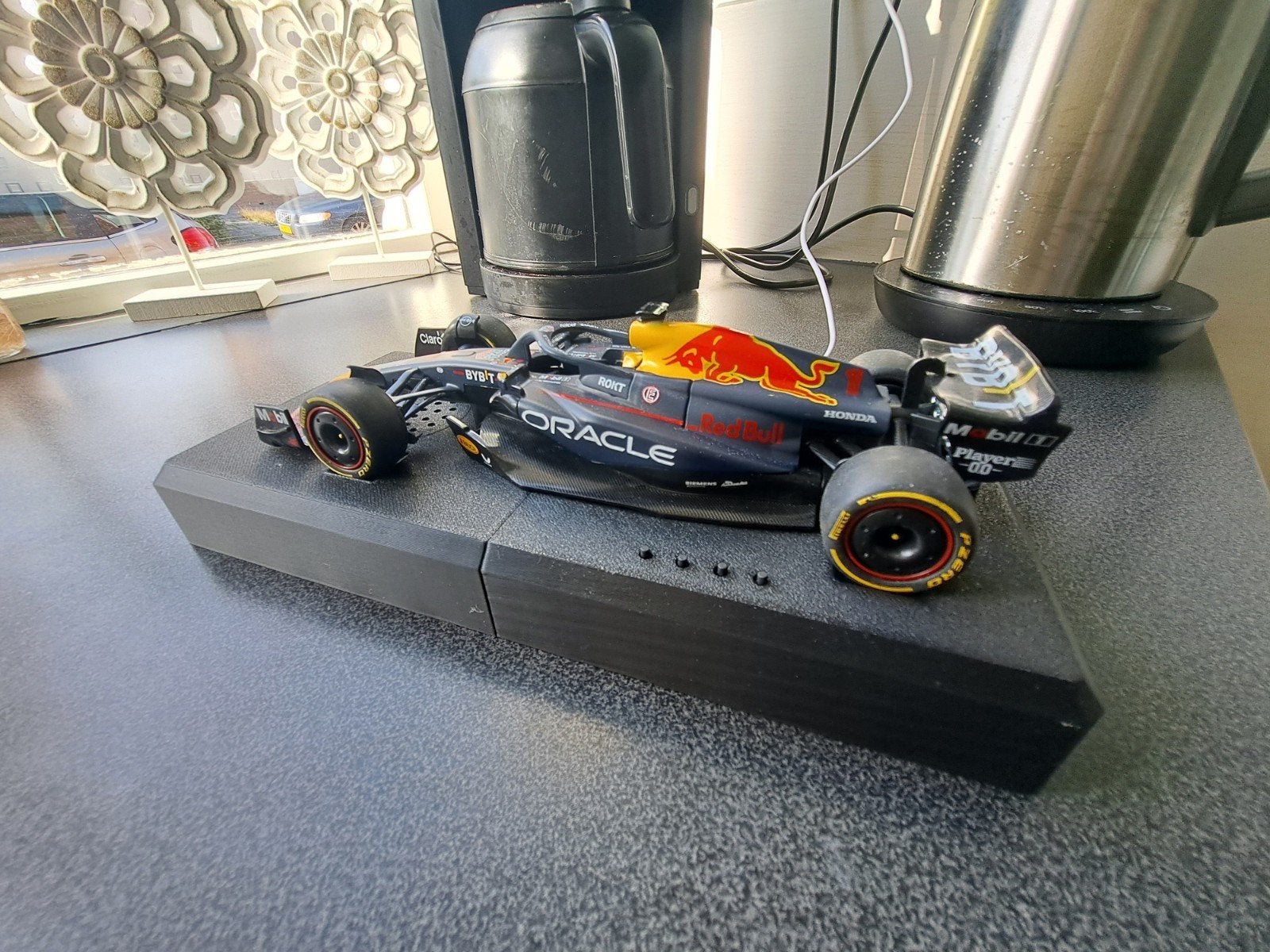 Red Bull F1 wekker met race-motorgeluid Red Bull F1 wekk, Verzenden, Overige schalen, Auto onroad