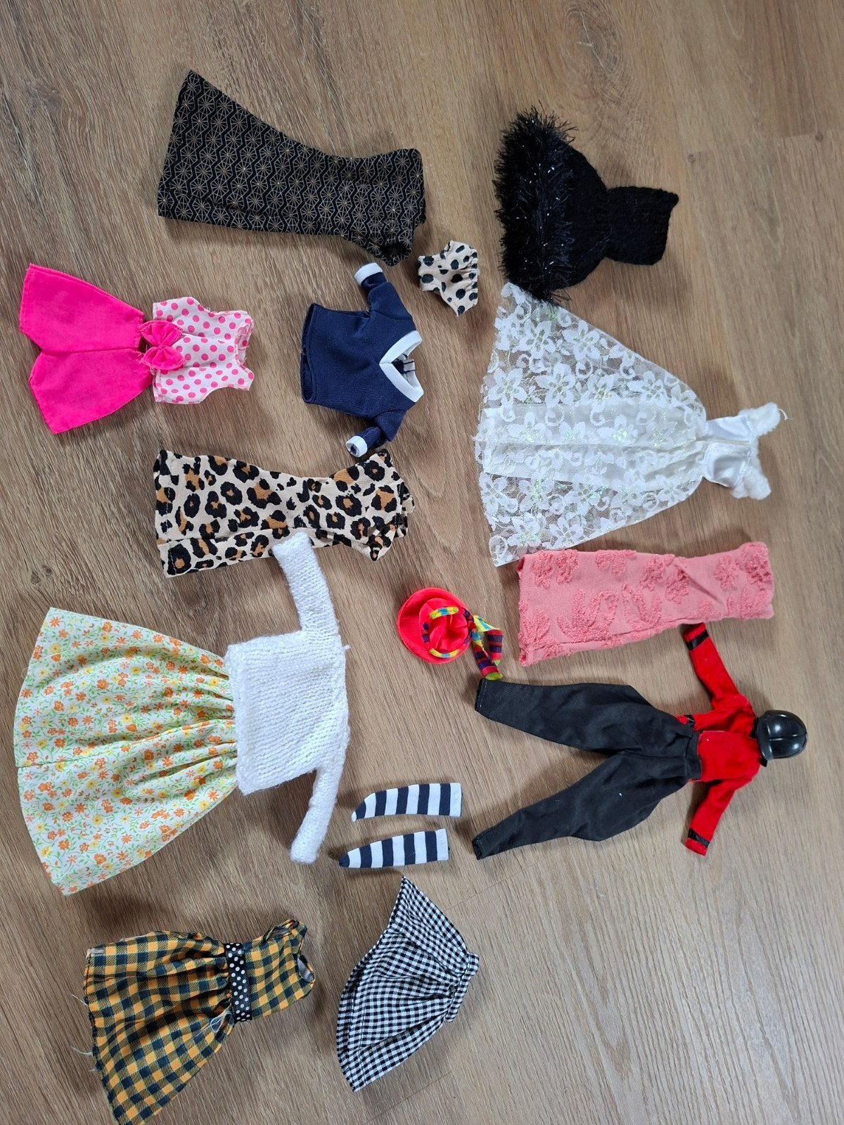 Barbie kleertjes - Diverse outfits en accessoires, Kinderen en Baby's, Verzenden, Gebruikt, Barbie