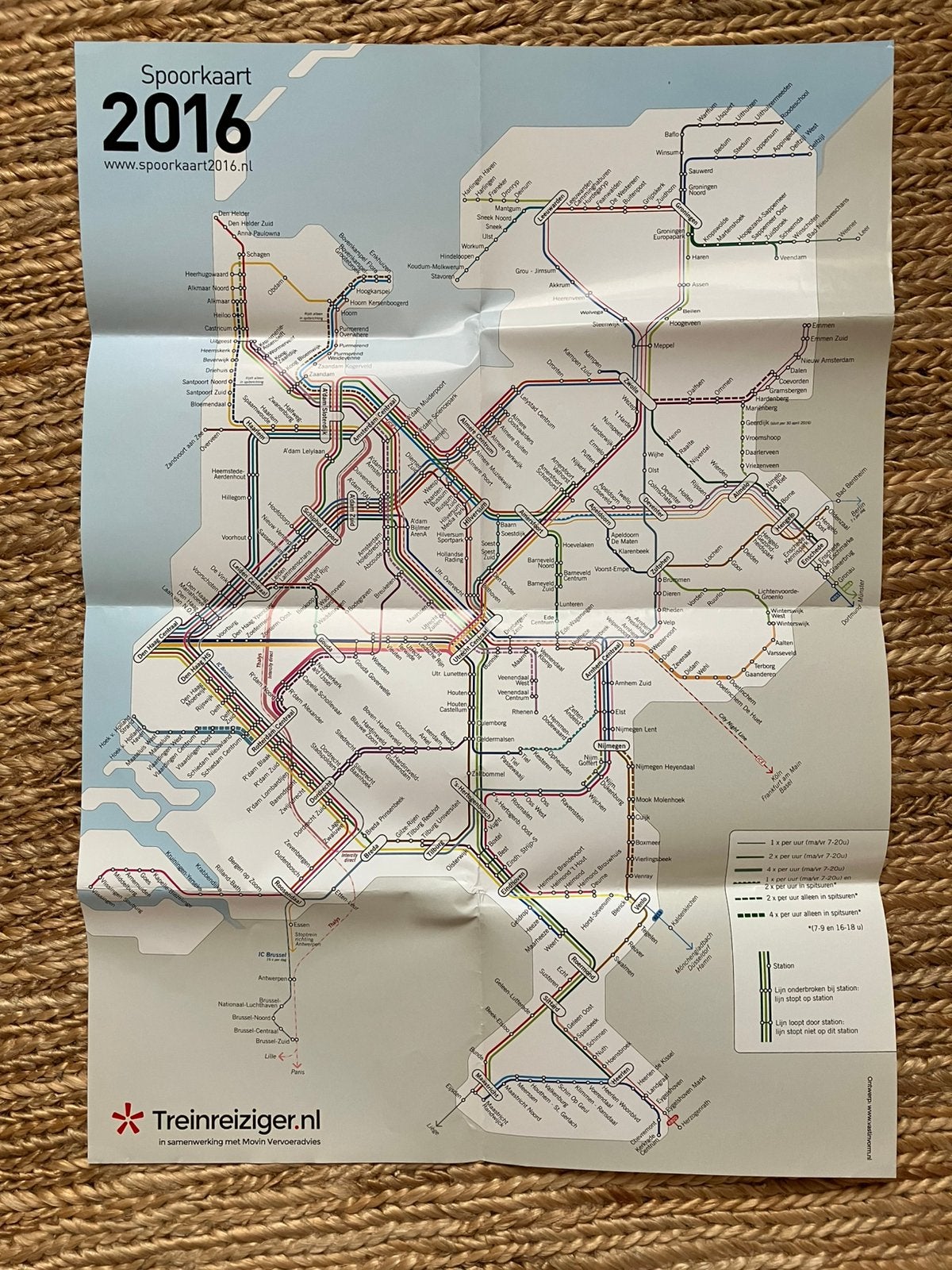 Spoorkaart 2016, inclusief regionale lijnen, Verzamelen, Spoorwegen en Tramwegen, Ophalen of Verzenden, Zo goed als nieuw, Trein