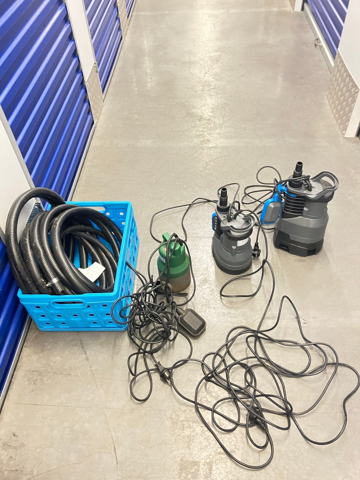 Drietal dompelpompen met slangen - 15.000 L/u capaciteit, Ophalen
