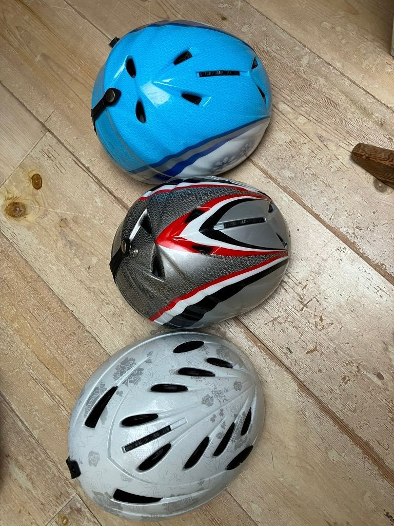 3 ski-helmen en 2 skibrillen, Sport en Fitness, Skiën en Langlaufen, Overige merken, Overige typen, Ophalen of Verzenden, Zo goed als nieuw