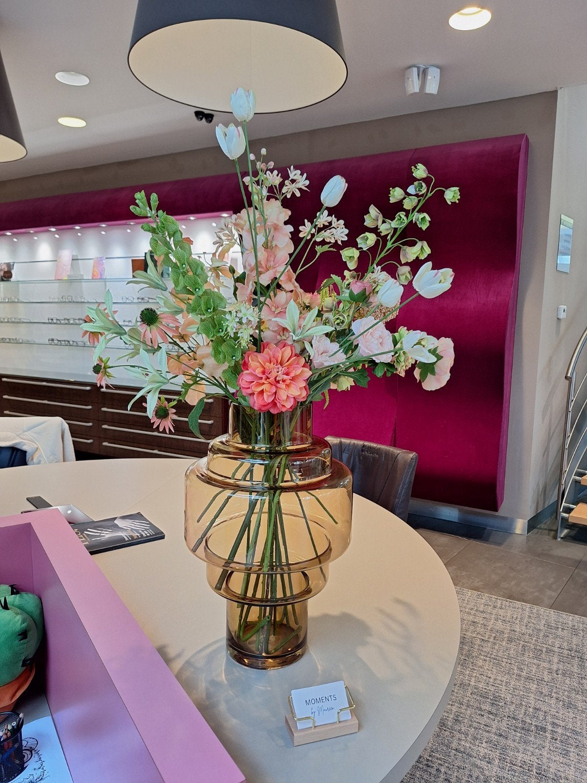 Decoratieve vaas met kunstbloemen – Te huur of te koop, Ophalen, Zo goed als nieuw