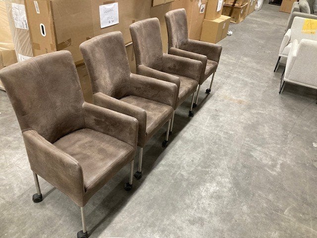 4 eetkamerstoelen stof bruin microvezel  wieltjes SAMEN €185, Bruin, Ophalen of Verzenden, Zo goed als nieuw, Vier