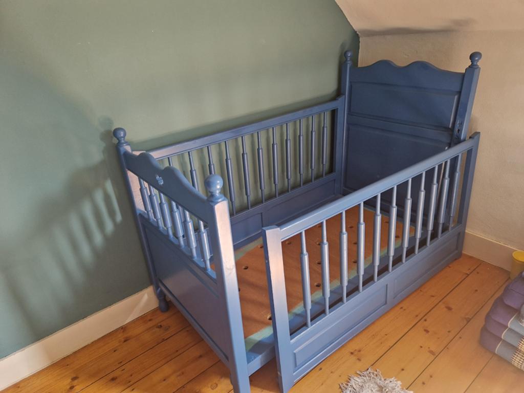 Commode+ledikant+boekenplank+bladvergroter (blauw/houten), Kinderen en Baby's, Kinderkamer | Complete kinderkamers, Ophalen of Verzenden