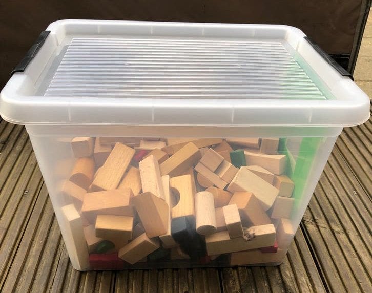 Kunststof box met deksel gevuld met houten bouwblokken, Ophalen, Gebruikt, Overige typen