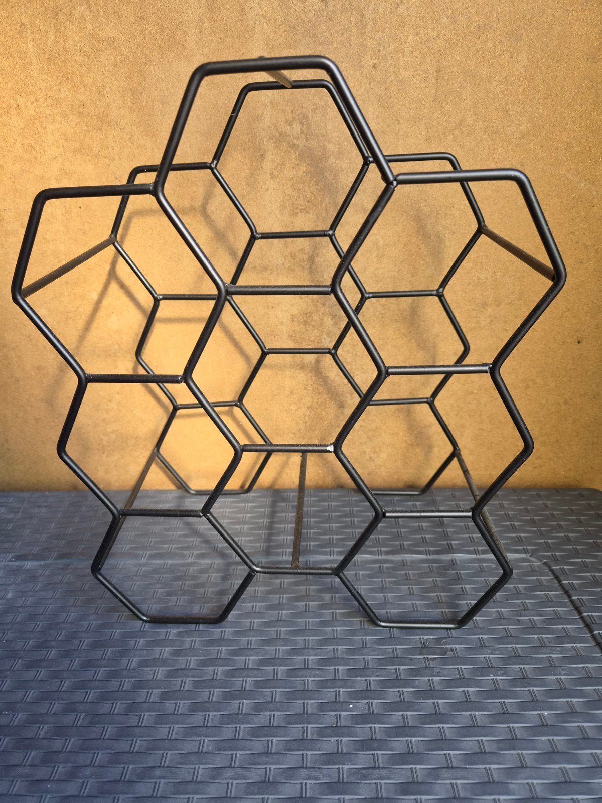 Zwart metalen wijnrek - Hexagon design, Ophalen, 50 – 75, 5 tot 15 flessen, Zo goed als nieuw
