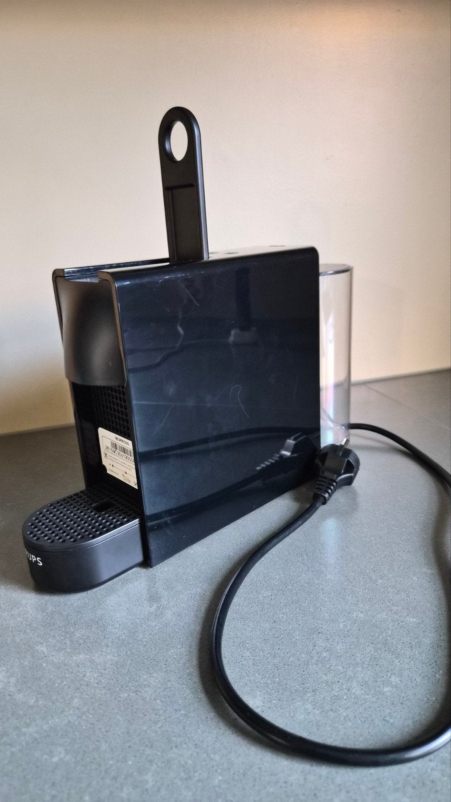 Foto 2 van Nespresso Essenza Mini met diverse koffiecapsules