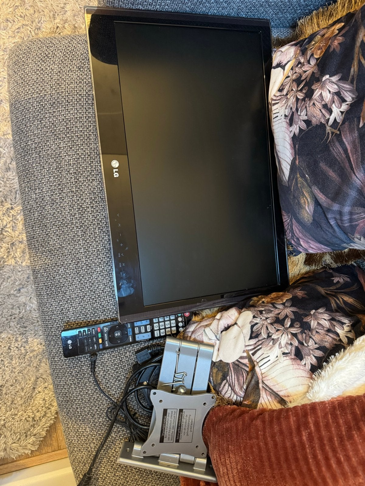 LG LCD TV 22 inch met afstandsbediening en standaard, Gebruikt, 50 Hz, Ophalen of Verzenden, 40 tot 60 cm