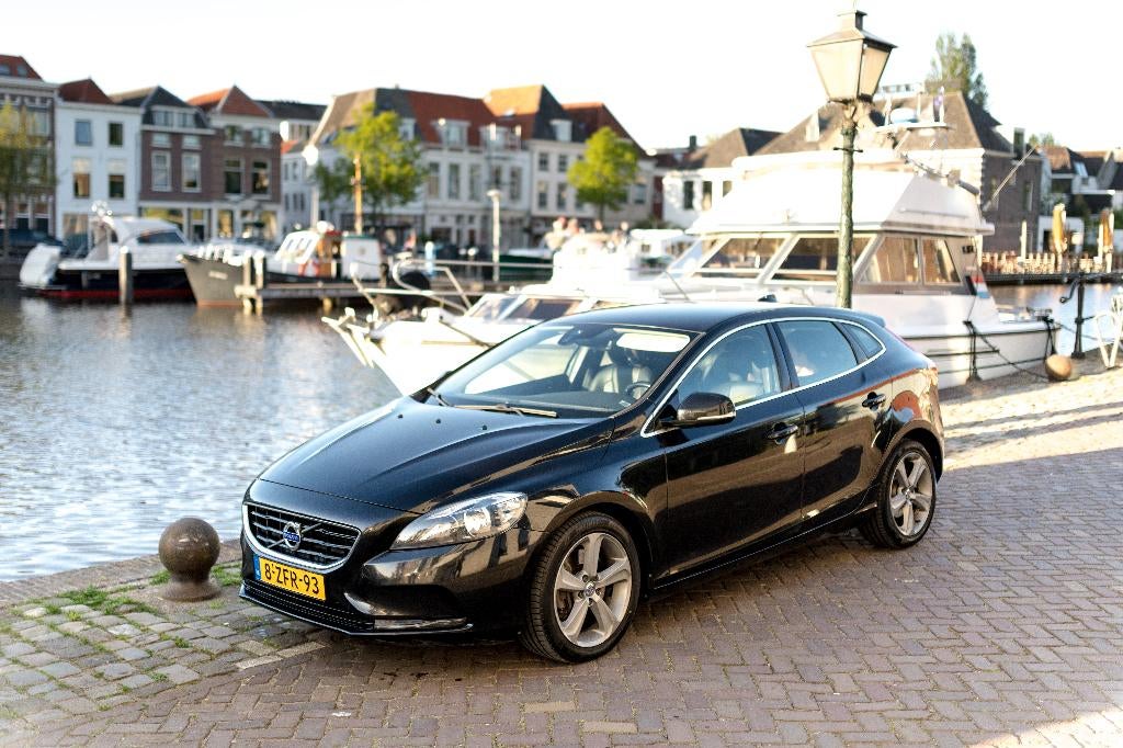 Volvo V40 2.0 D4 190PK 2014, Auto's, Volvo, Voorwielaandrijving, Zwart, Zwart, Particulier