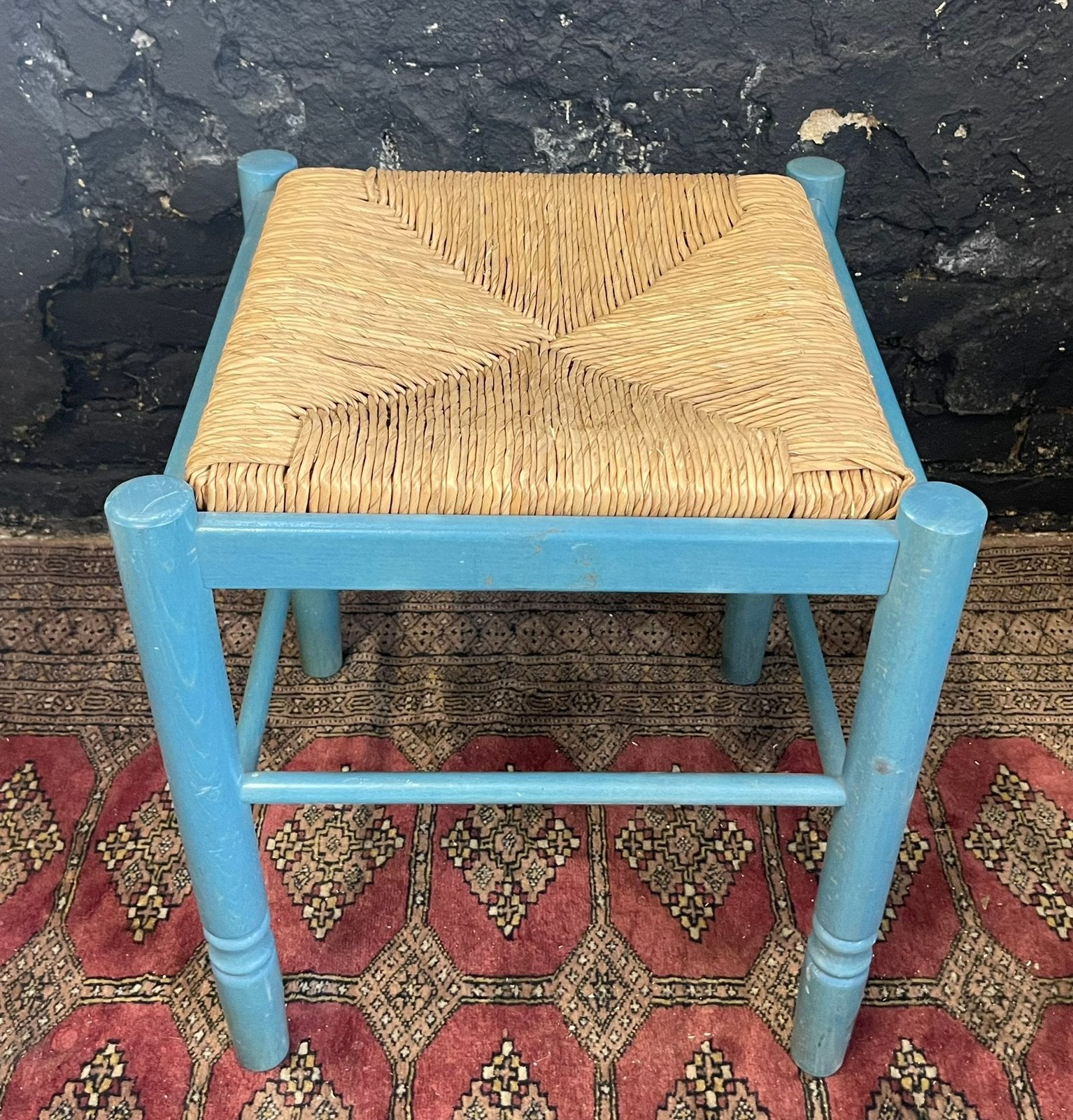Vintage houten krukje blauw rieten zitting, Huis en Inrichting, Krukjes, Ophalen, Gebruikt, Hout