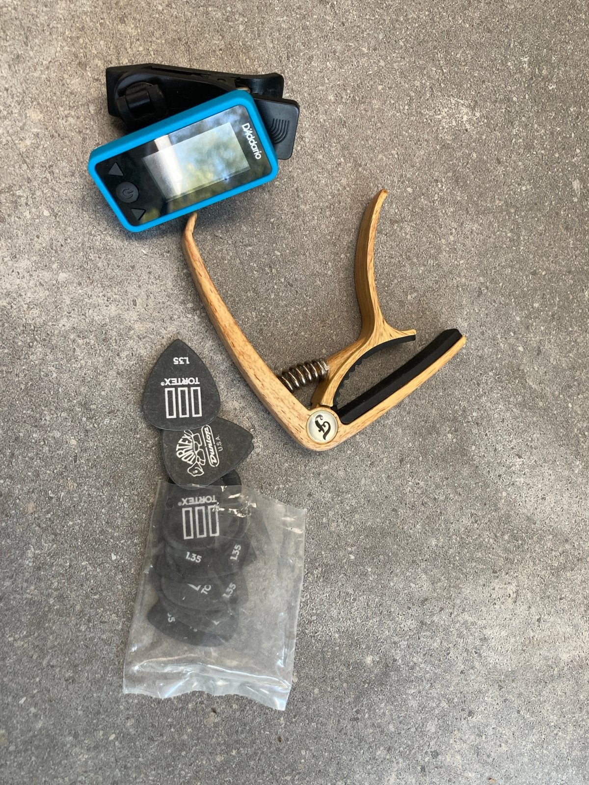 Gitaar accessoires: capo, tuner en plectrums, Muziek en Instrumenten, Instrumenten | Toebehoren, Ophalen of Verzenden, Zo goed als nieuw
