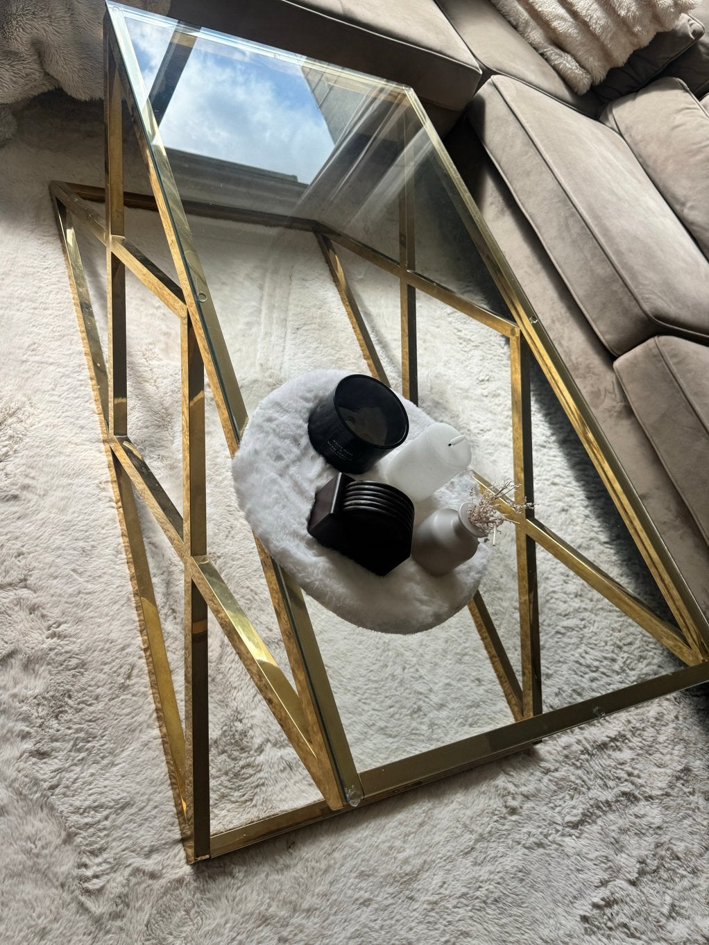 Moderne salontafel met glazen blad en gouden onderstel, Ophalen, 50 – 75, 100 tot 150 cm, 50 tot 100 cm