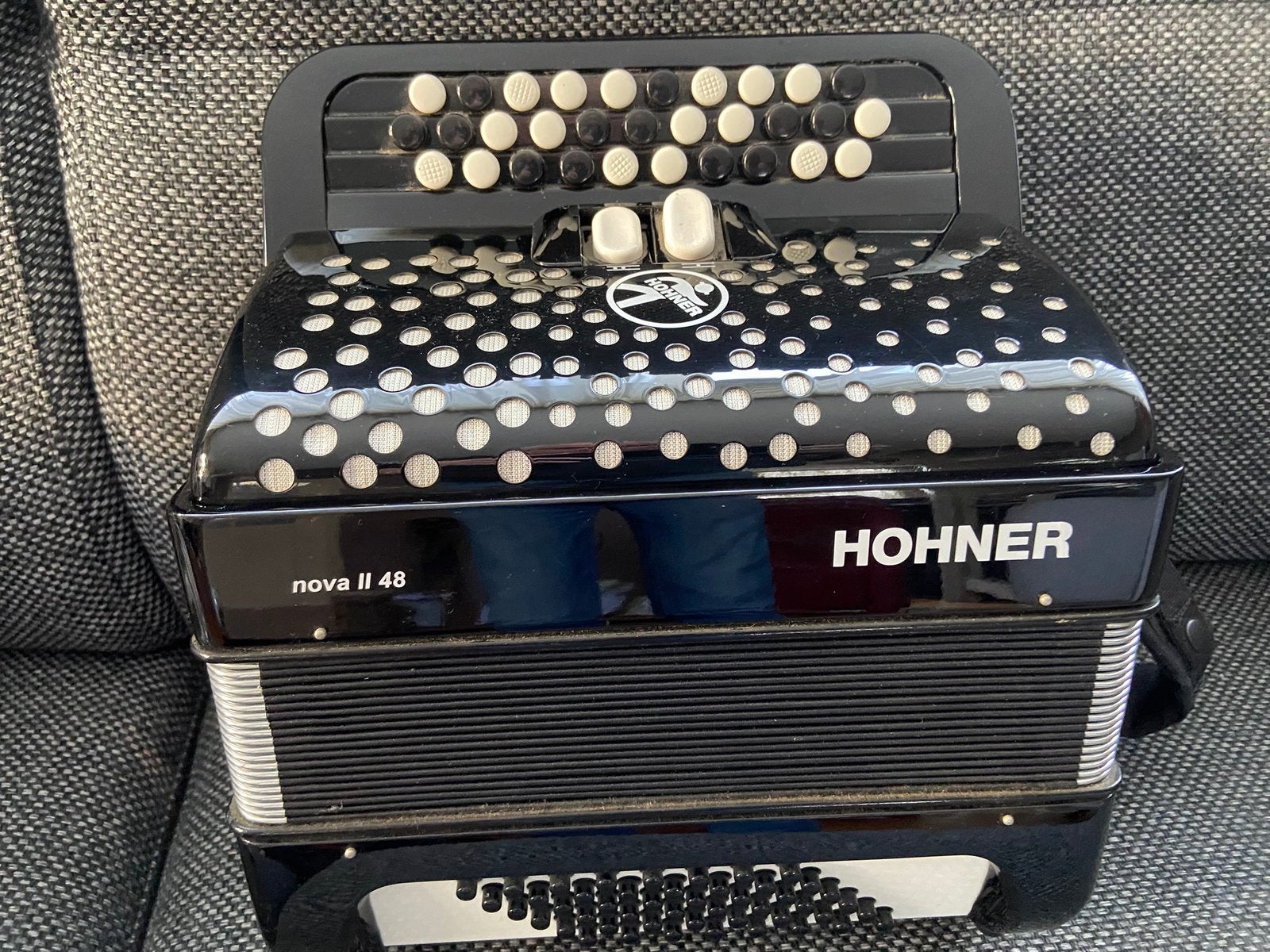 Kleine,lichte knopaccordeon Hohner Nova II, Muziek en Instrumenten, Accordeons, 48-bas, Met riemen, Ophalen of Verzenden, Zo goed als nieuw