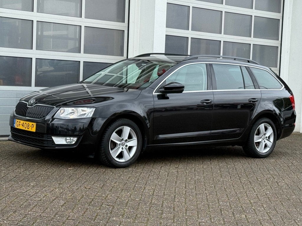 Skoda OCTAVIA 1.2 TSI 105PK Ambition Aut. Airco Navi Cruise, Auto's, Euro 5, Gebruikt, 4 cilinders, Zwart