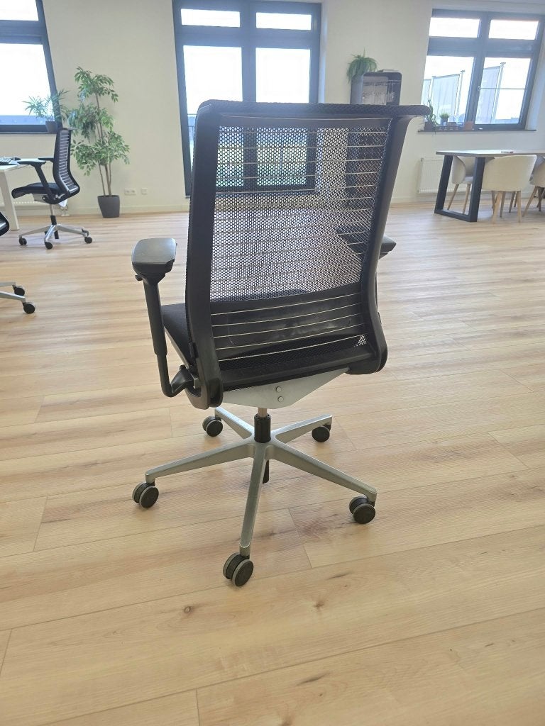 Foto 8 van 2x Elektrisch duo zit-sta bureau + Steelcase stoelen
