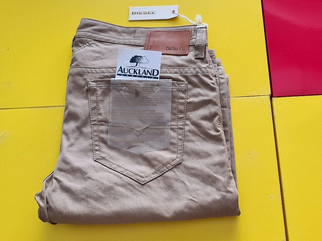 DIESEL Sprijker broek met beige kleur maat 38, Kleding | Heren, Broeken en Pantalons, Diesel, Verzenden, Beige, Maat 56/58 (XL)