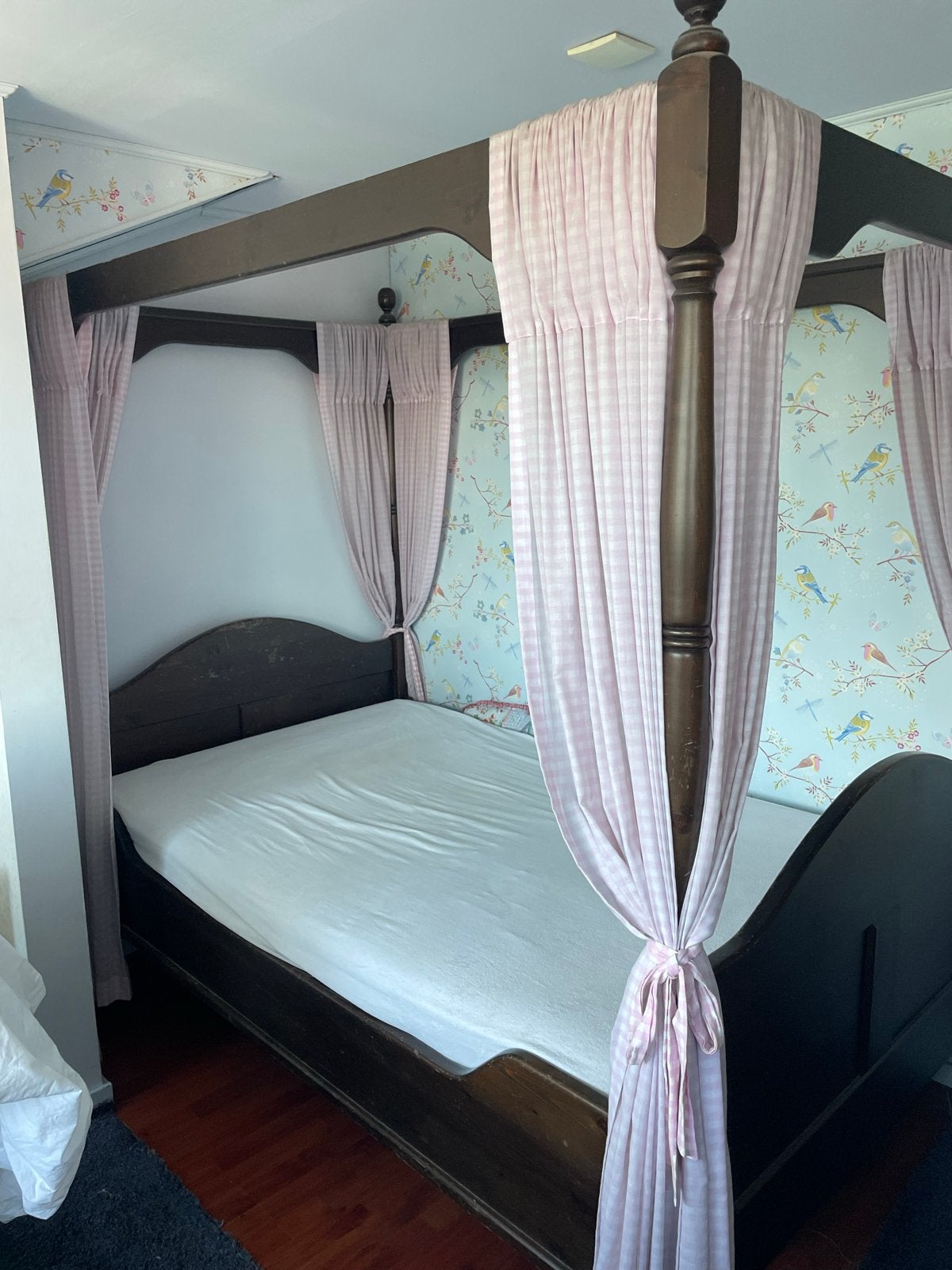 Bed-Rustiek hemelbed met roze geruite gordijnen, Antiek en Kunst, Ophalen