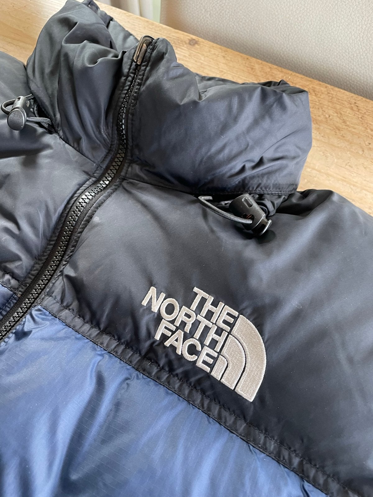 The North Face Nuptse Puffer Jacket Zwart/Blauw Maat L, Ophalen of Verzenden, Zo goed als nieuw, Maat 52/54 (L), Blauw