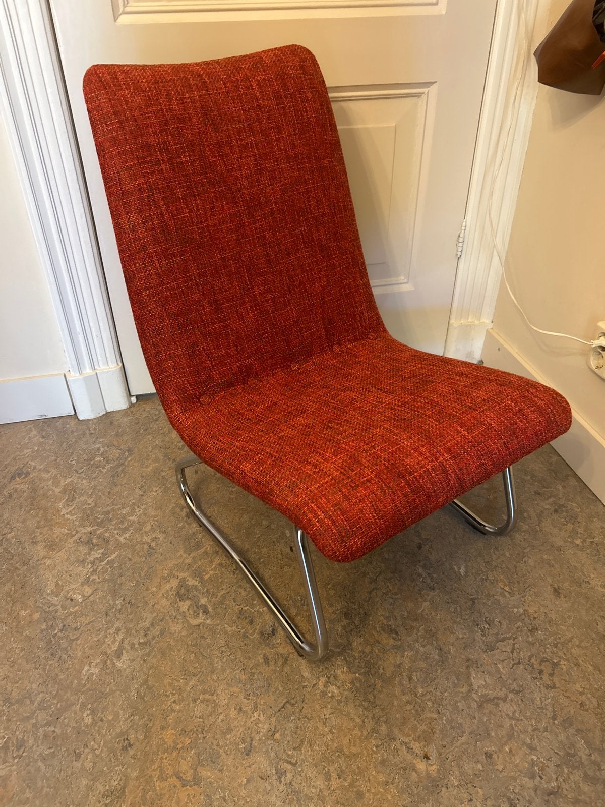 Oranje rode stoel met chrome frame geherstoffeerd, Huis en Inrichting, Stoelen, Ophalen, Mid century, Zo goed als nieuw, Metaal