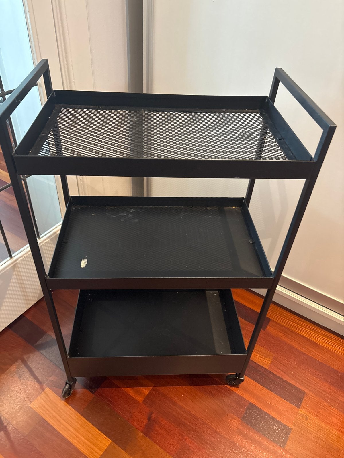 Zwart metalen trolley met 3 etages en wielen, Ophalen of Verzenden, Gebruikt