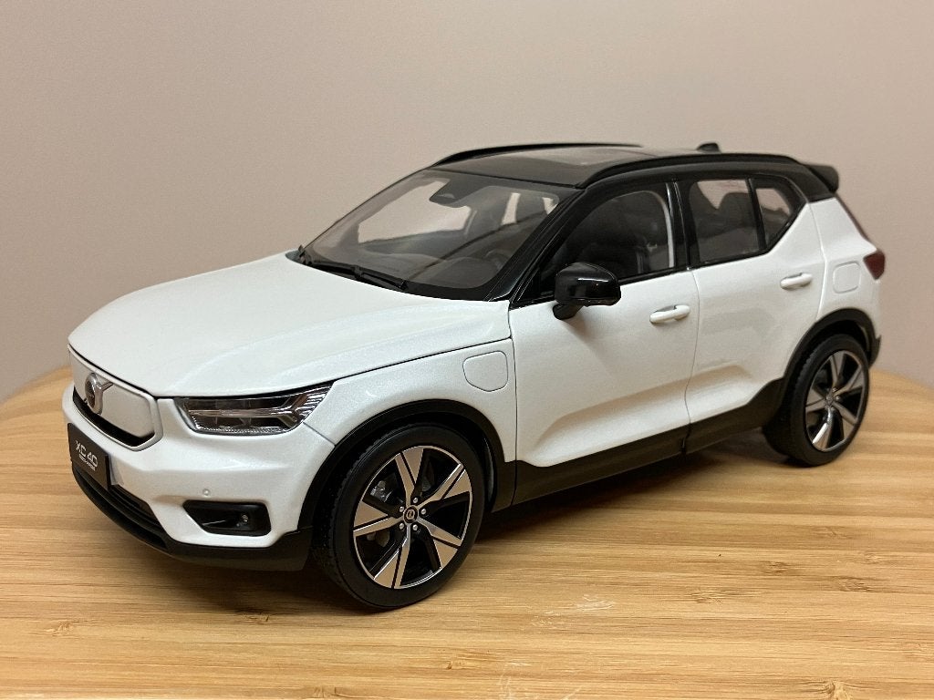 Volvo XC40 Recharge van 2022 in het wit  1/18 Paudi, Ophalen of Verzenden, Nieuw, Auto, Overige merken