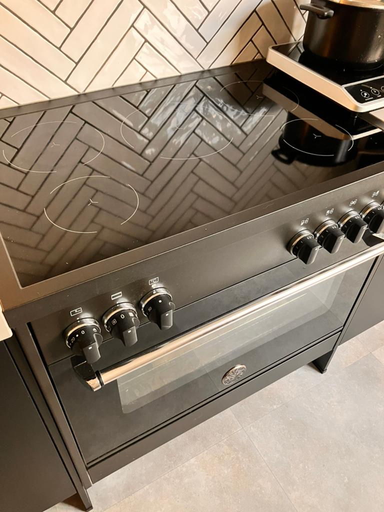 Bertazzoni vrijstaand inductiefornuis 90cm DEFECT, Ophalen, Gebruikt, 60 cm of meer, 3 kookzones of minder