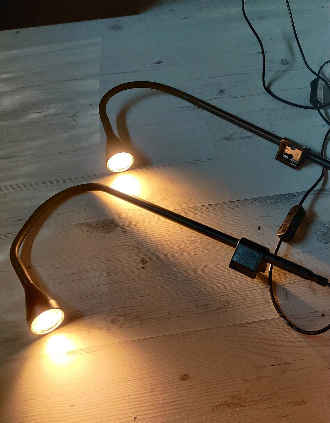 2x Bedlampje met klem of wandbevestiging - Ideaal voor lezen, Zwart, Zo goed als nieuw, Metaal, Met schakelaar