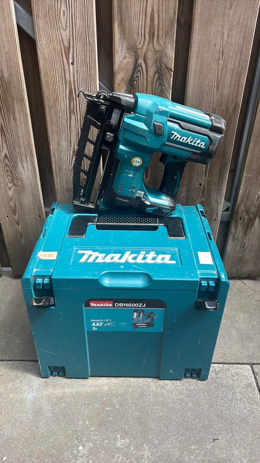Makita 18v brad tacker DBN600 + mbox, Doe-het-zelf en Verbouw, Ophalen, Zo goed als nieuw