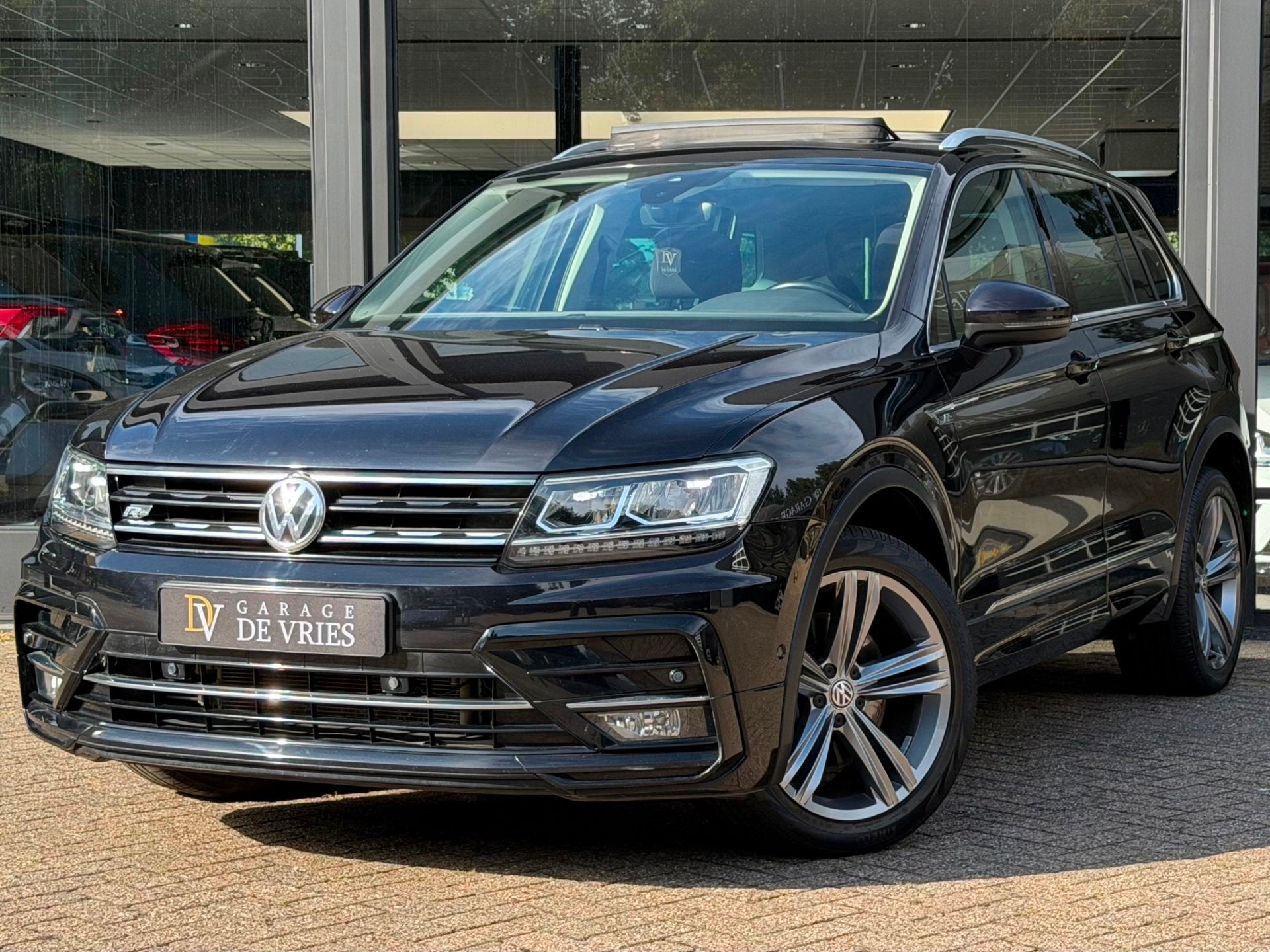 Volkswagen Tiguan 2.0 TSI 4Motion Highline R-Line DSG Panora, Auto's, Volkswagen, Automaat, Gebruikt, Zwart, 1984 cc