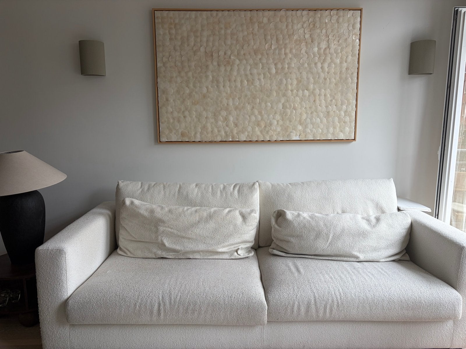Comfortabele bouclé bank met hocker - Zo goed als nieuw!, Ophalen, 100 tot 125 cm, Driepersoons, Zo goed als nieuw