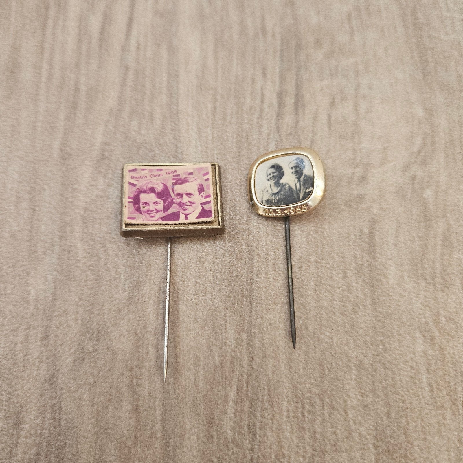 Vintage Speldjes: Beatrix Claus 1966 & 4.03.1966, Verzamelen, Ophalen of Verzenden, Gebruikt, Nederland, Speld(je) of Lepel(tje)
