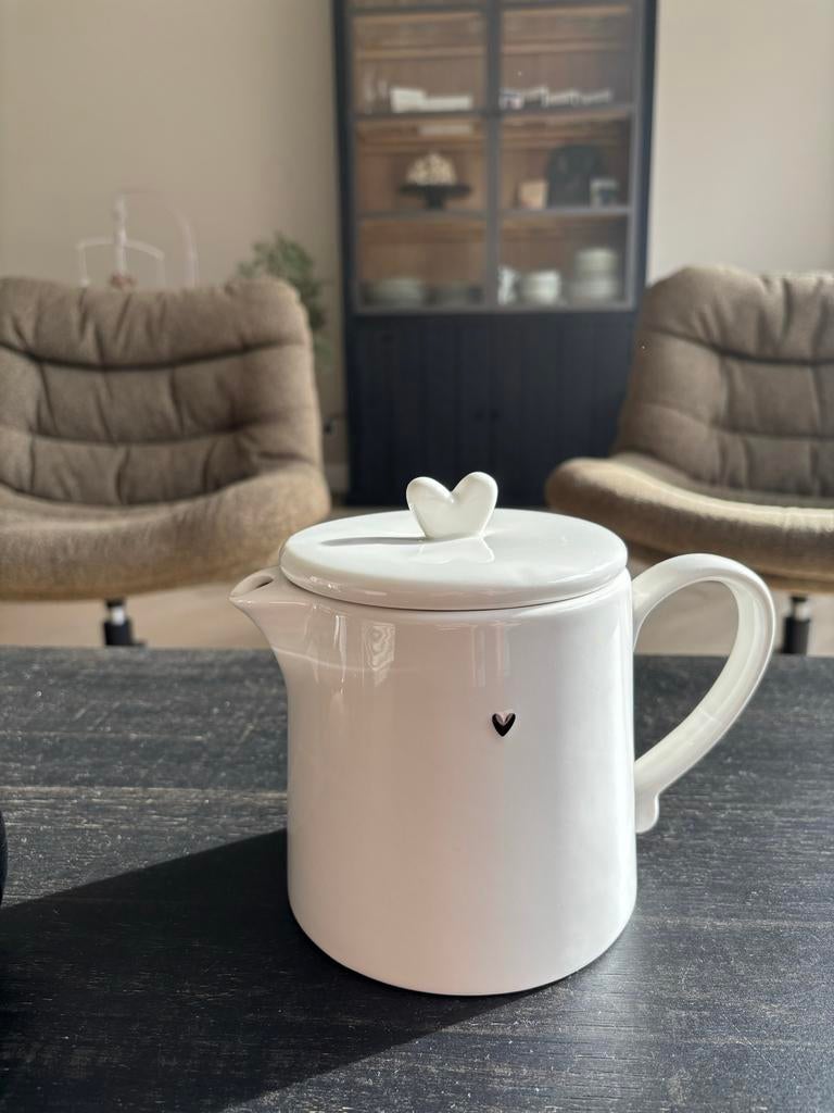 Witte theepot met hartje - Bastion, Ophalen, Overige typen, Zo goed als nieuw, Overige stijlen