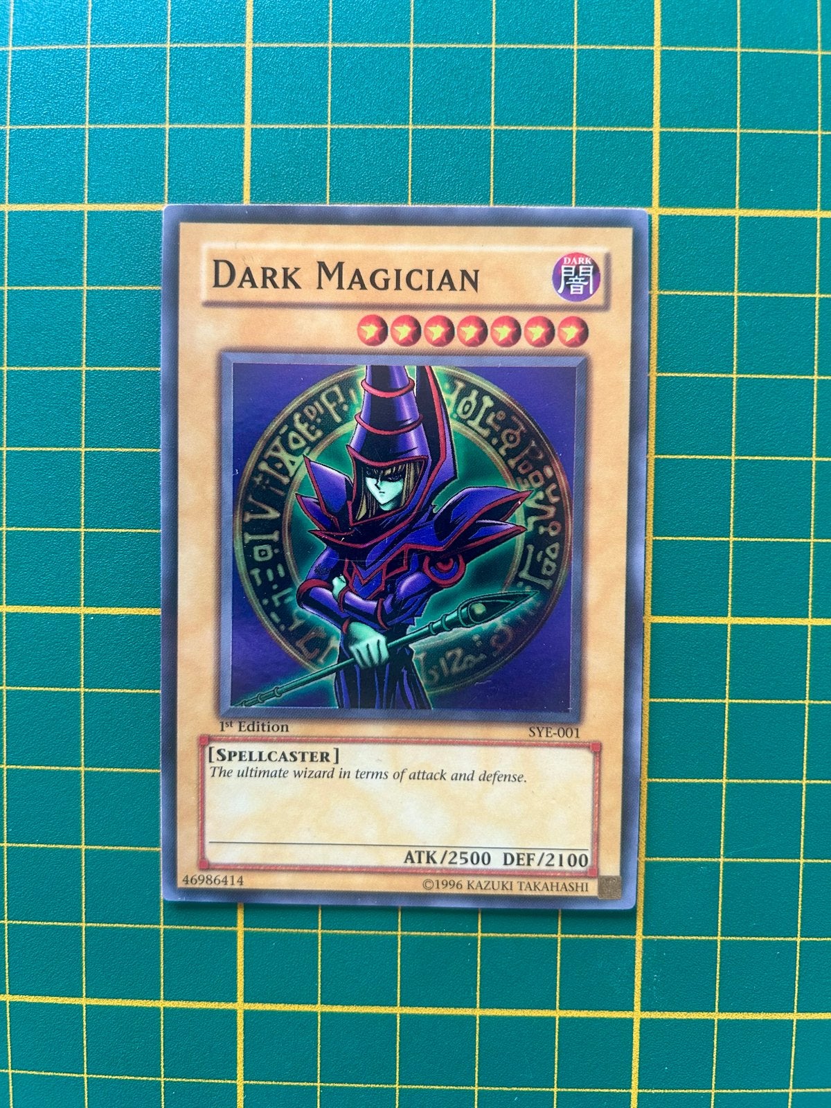 Dark Magician - 1st Edition SYE-001, Hobby en Vrije tijd, Verzamelkaartspellen | Yu-gi-Oh!, Ophalen of Verzenden, Zo goed als nieuw