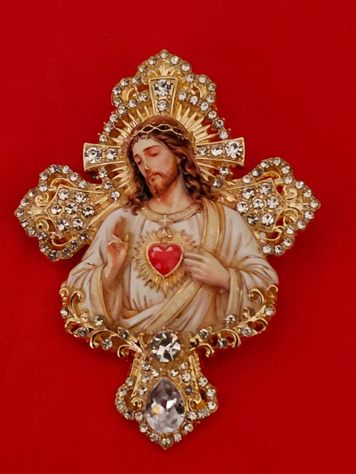 Goudkleurige broche met Jezus en strass steentjes, Overige materialen, 4 tot 7 cm, Nieuw, Ophalen of Verzenden