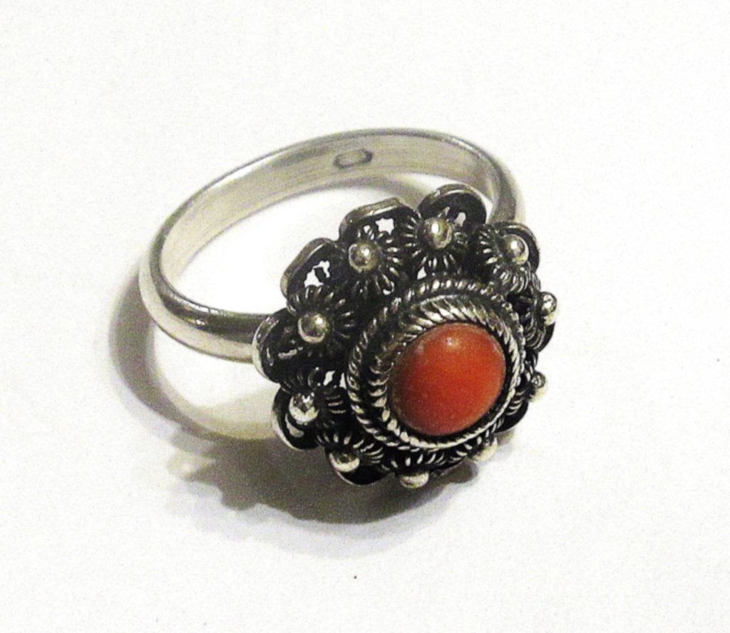 Zilveren filigraan Ring met koraal, Niekerk Schoonhoven M18, Ophalen of Verzenden, Zilver, Ring, Met edelsteen