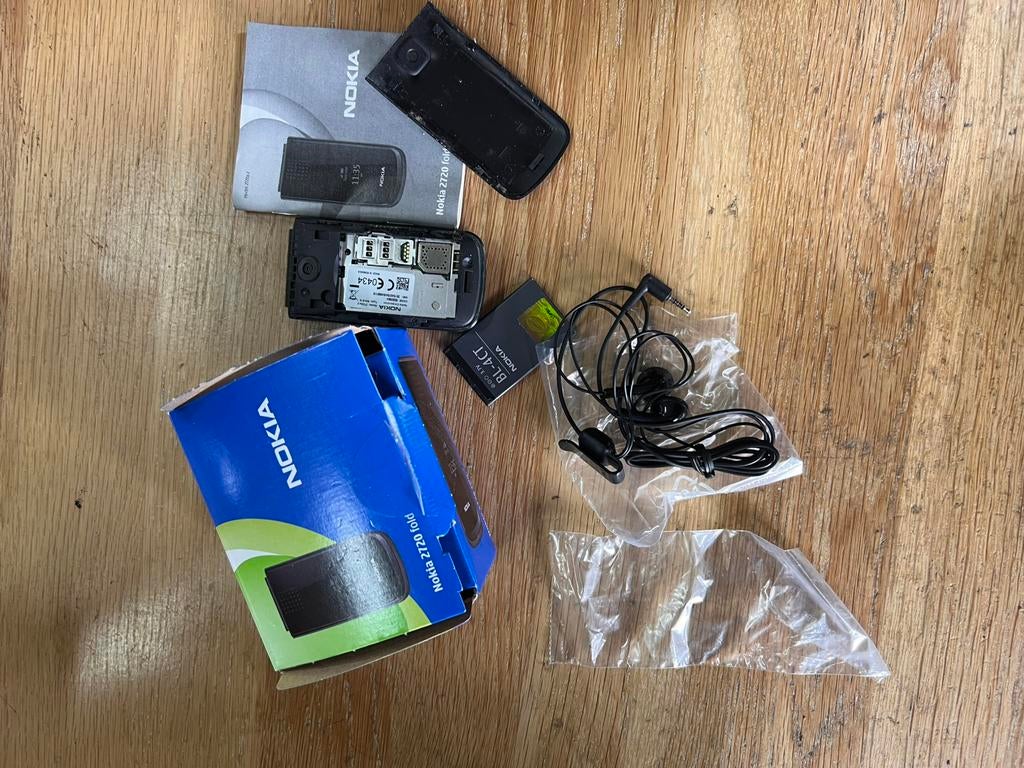 Nokia 2720 Fold + doos, accu & headset (zonder lader), S, Ophalen of Verzenden, Zo goed als nieuw, S