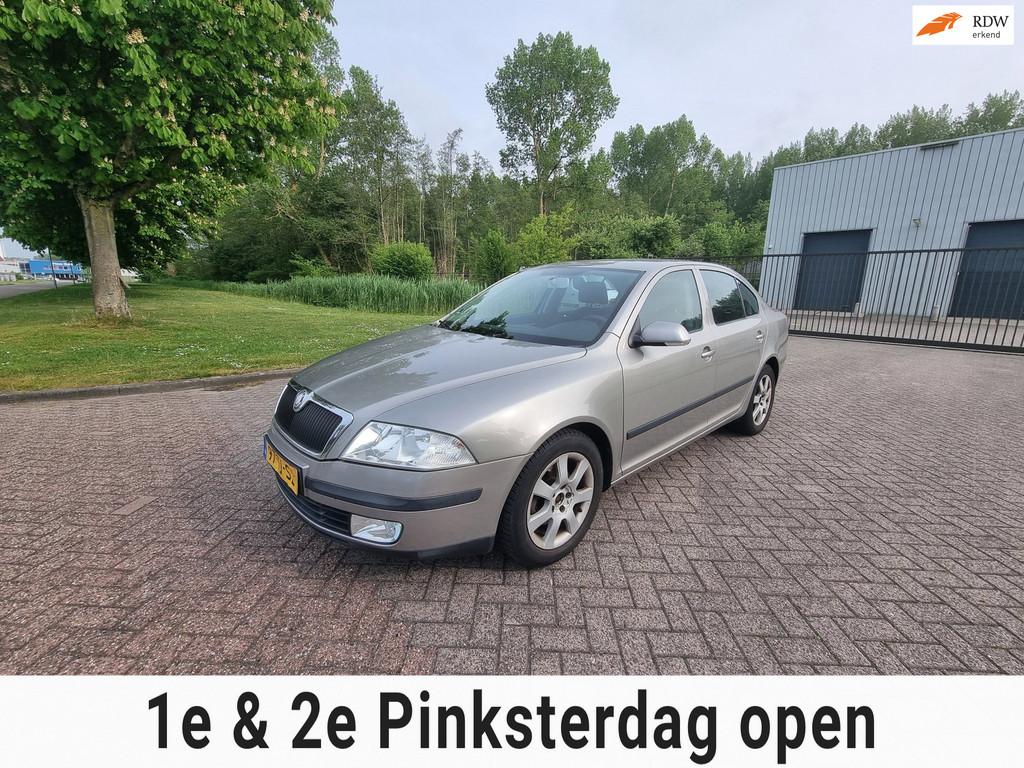 Skoda Octavia 1.6 Ambiente AIRCO PARKEERSENSOR TREKHAAK ELEK, Auto's, Skoda, Voorwielaandrijving, Stof, Gebruikt, 4 cilinders