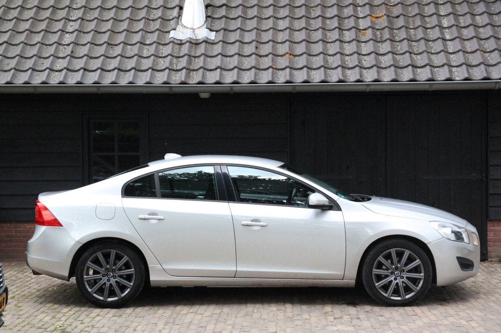 Volvo S60 1.6 T3 Business Navigatie/Parkeersensor/18"inch lm, Auto's, Volvo, Voorwielaandrijving, Gebruikt, Zwart, 4 cilinders