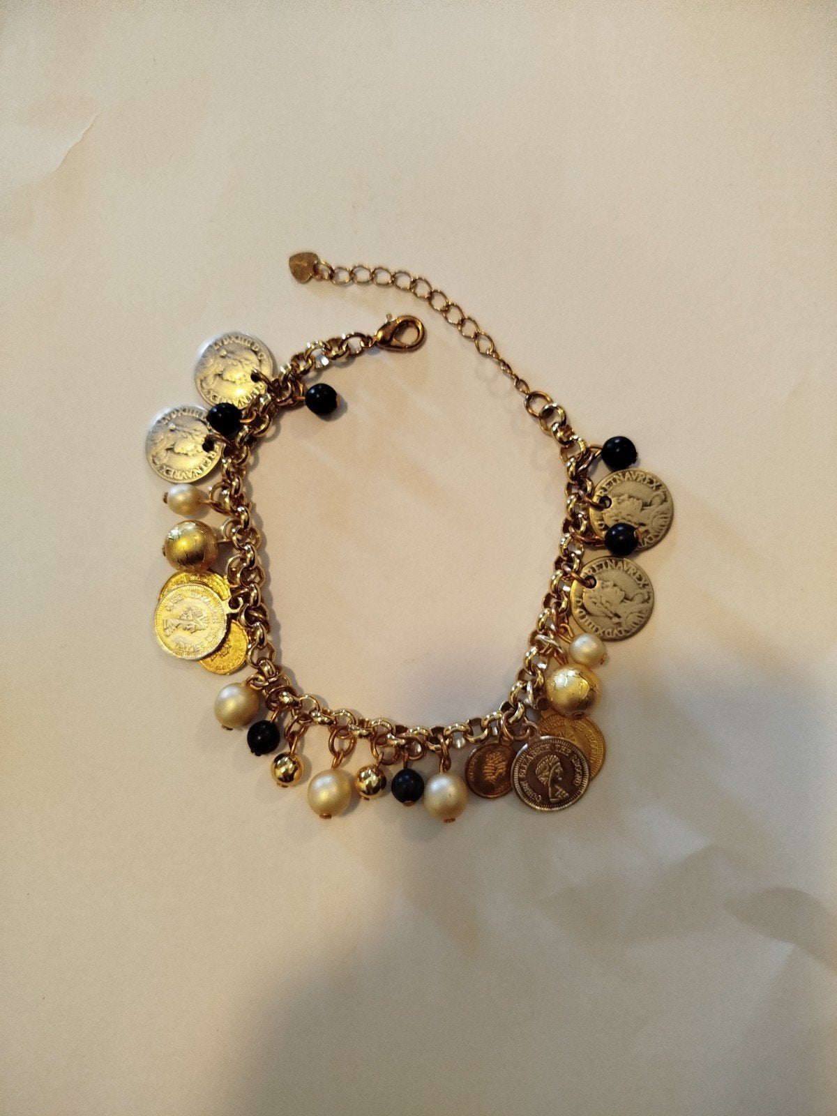 Gouden armband met munten en parels, Overige materialen, Ophalen of Verzenden, Zo goed als nieuw, Met bedels of kralen