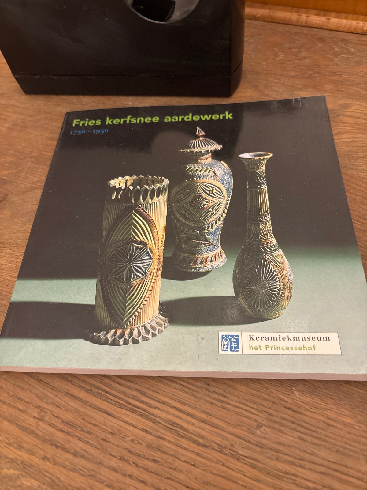 Fries Kerfsnee Aardewerk 1750-1950 - Keramiekmuseum, Ophalen of Verzenden, Zo goed als nieuw, Overige onderwerpen