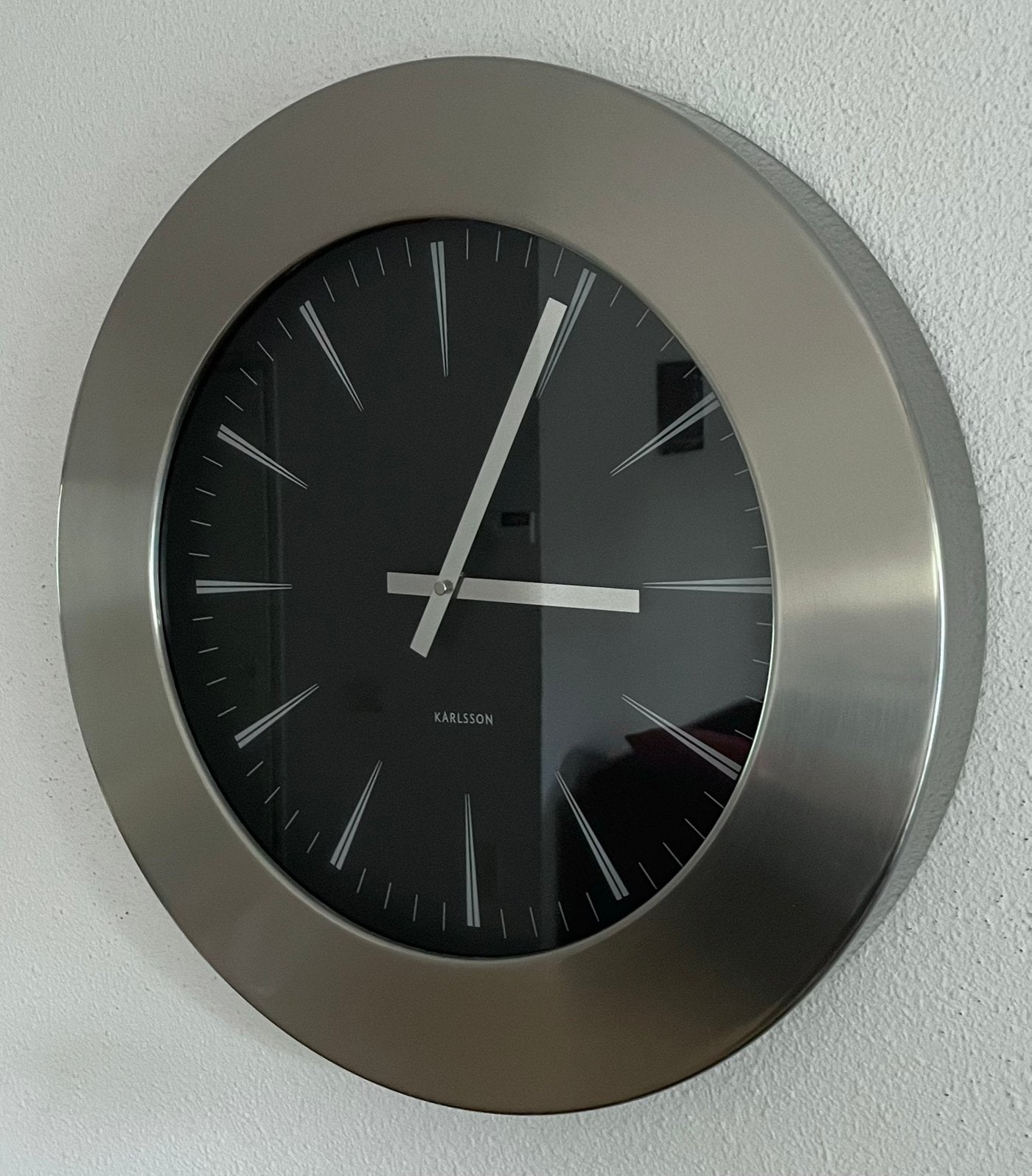 Karlsson grote wandklok RVS 50 cm. / 6 cm., Ophalen of Verzenden, Zo goed als nieuw, Analoog, Wandklok