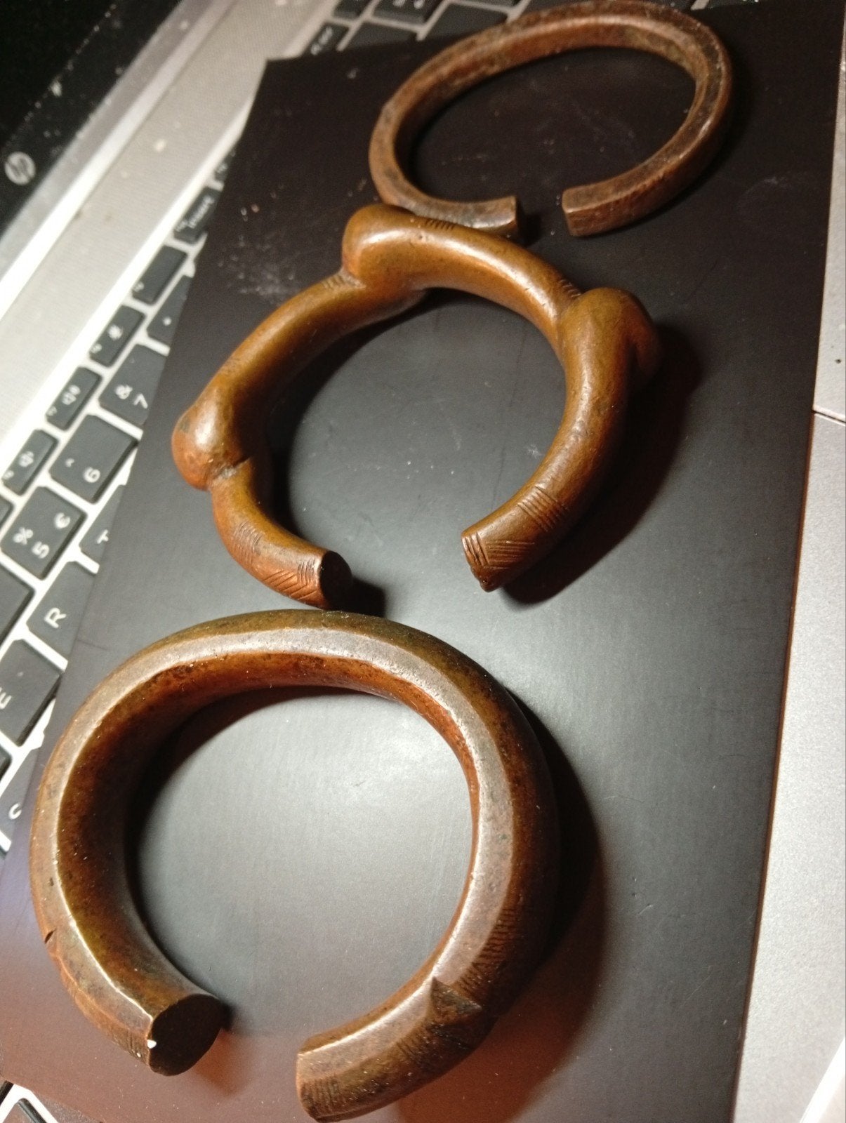 Set van 3 antieke bronzen armbanden met inscripties, Ophalen of Verzenden