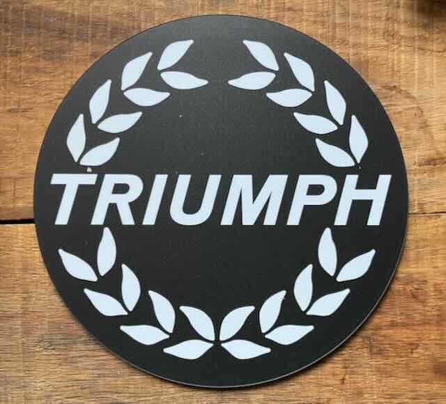 TRIUMPH   reclamebord rond  +- 24cm  kunststof, Ophalen of Verzenden, Auto's