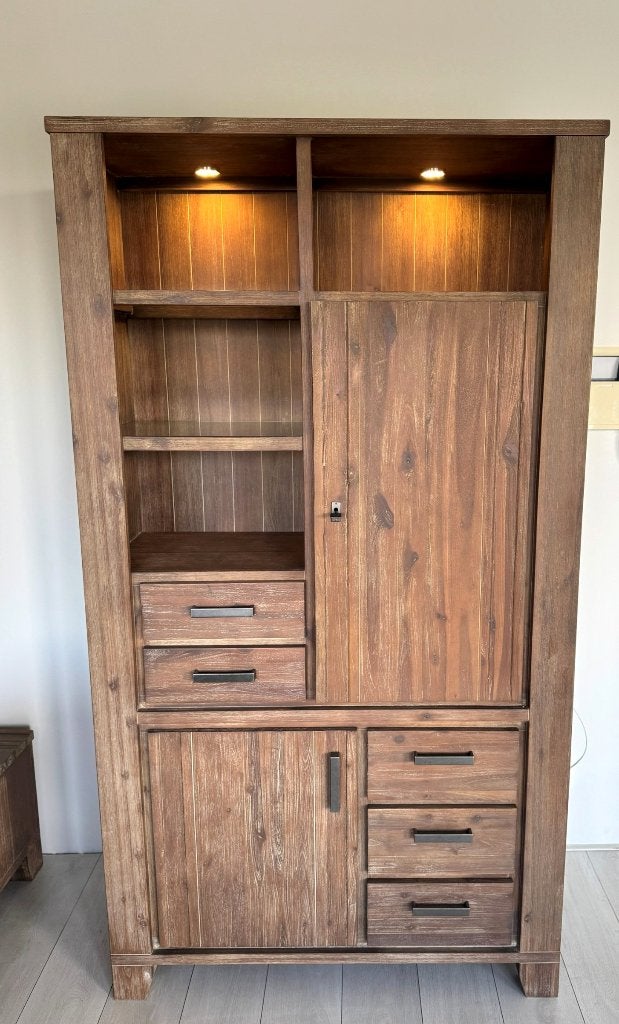 Hoge kast met verlichting, lades en deuren, Ophalen, 100 tot 150 cm, Met lade(s), Zo goed als nieuw