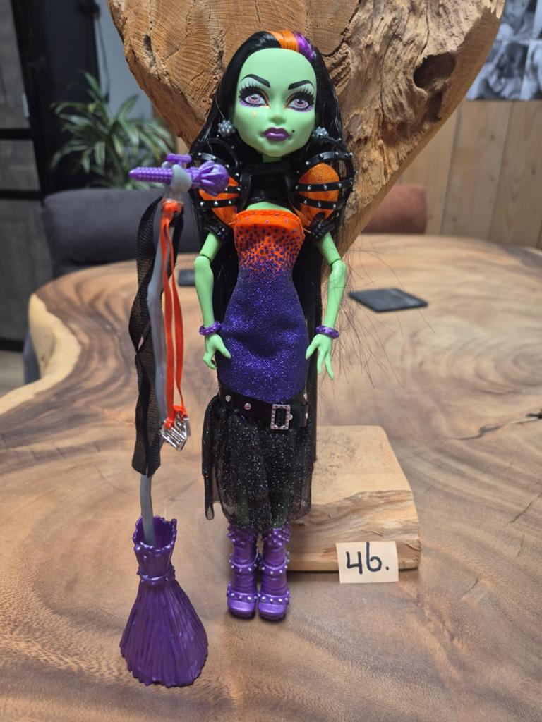 Monster High Spectra Vondergeist pop met bezem, Ophalen of Verzenden, Gebruikt, Overige typen