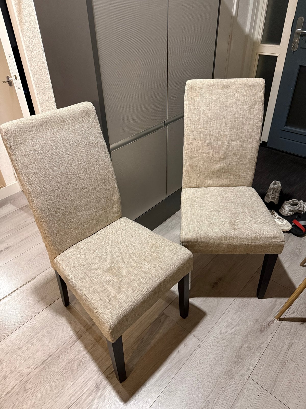 Twee Gebruikte Eetkamerstoelen - Beige Stof, Huis en Inrichting, Ophalen, Gebruikt, Twee, Overige kleuren