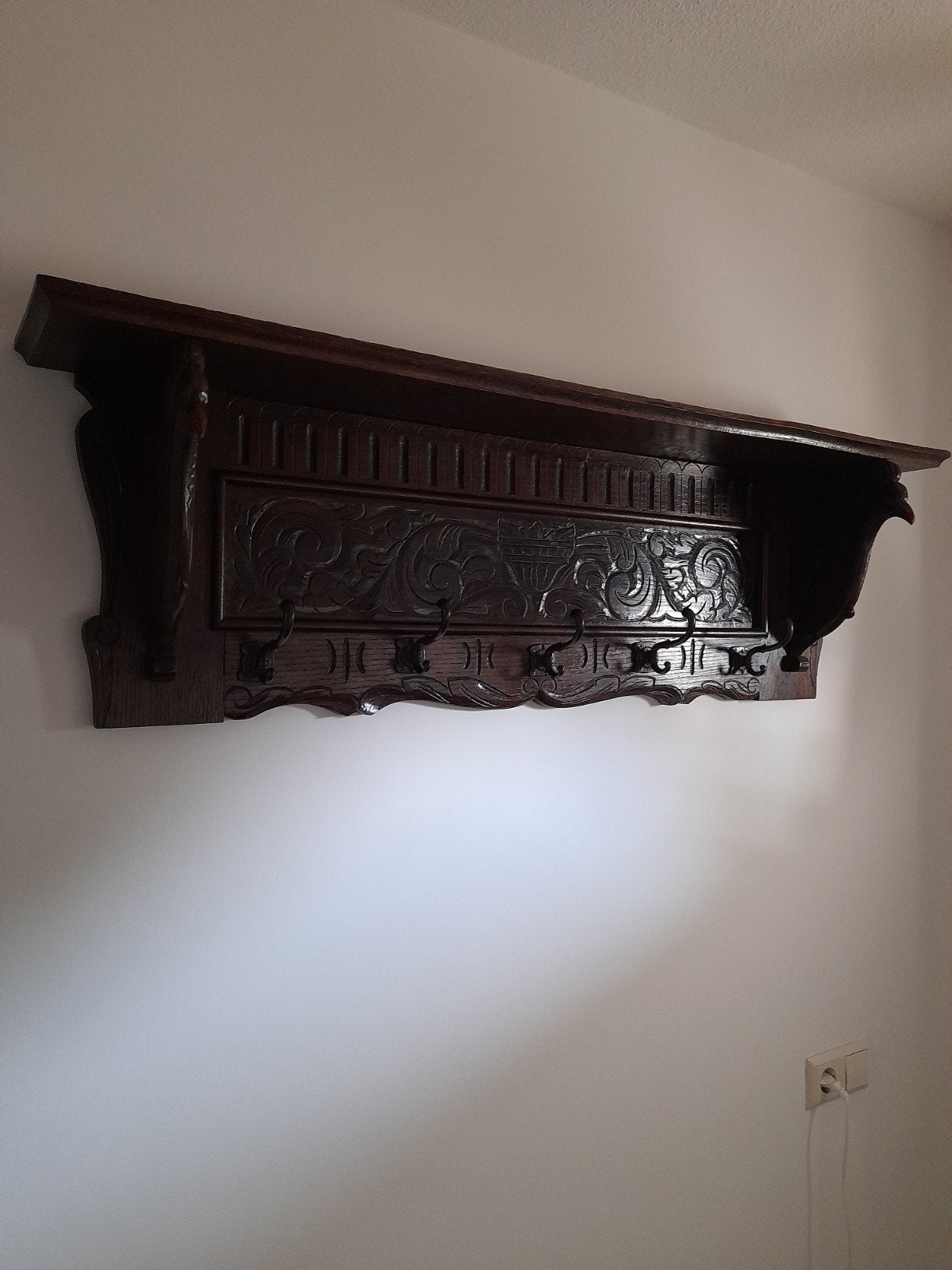 Antieke houten wandkapstok met snijwerk en metalen haken, Gebruikt, 100 tot 150 cm, Hout, Ophalen