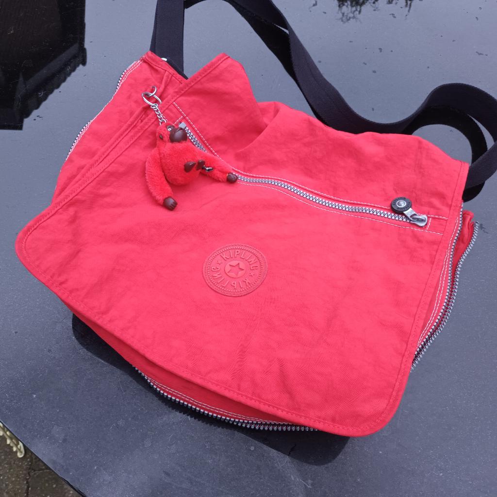 Kipling tas rood schoudertas schooltas laptoptas vintage, Gebruikt, Minder dan 30 cm, 50 cm of meer, Ophalen of Verzenden