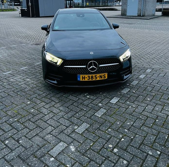 Mercedes-Benz A-Klasse  amg line A 160 109pk 2020 Zwart, Auto's, Voorwielaandrijving, 4 cilinders, Zwart, Origineel Nederlands